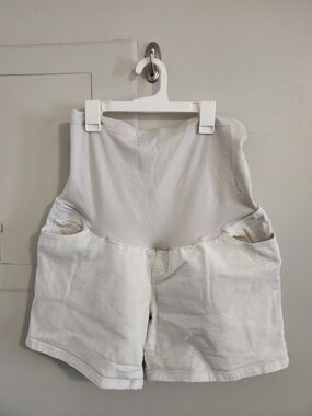 Liz Lange White High-Waist Maternity Shorts with Support Panel